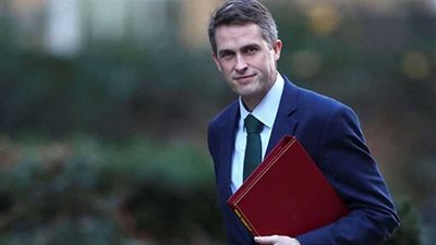 وزير الدفاع البريطاني يهدد بإسقاط حكومة 