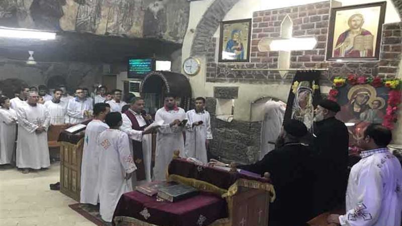 صور.. آلاف الأقباط