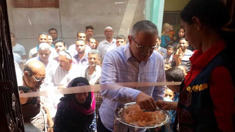 محافظ المنيا يسلم