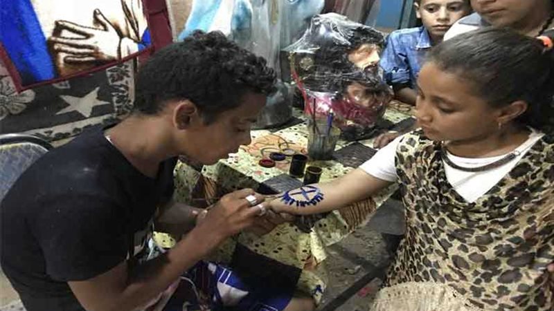 أصغر رسام صليب بدير