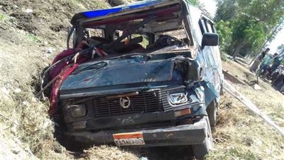 إصابة 8 أشخاص فى انقلاب سيارة بترعة بطريق خط 12 فى القناطر