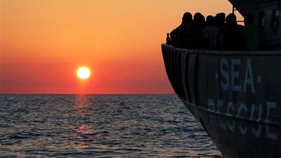 حرس السواحل الليبي ينقذ 100 مهاجر إفريقي في البحر المتوسط