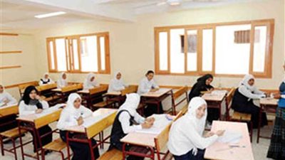 معاقبة مدير مدرسة بالمنيا لمشاركته في المراقبة على امتحانات ابنته