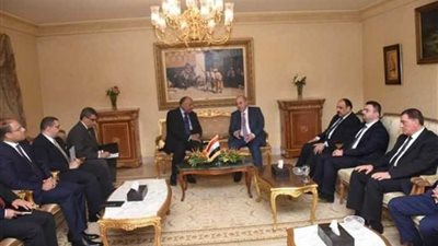 شكري يبحث تطوير العلاقات الثنائية مع نائب الرئيس العراقي