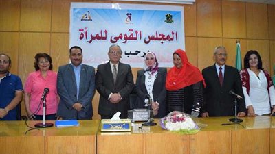 محافظ المنيا يسلم شهادات 