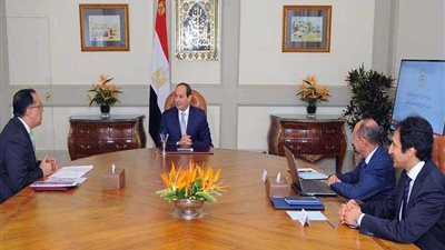 الرئيس يجتمع مع 