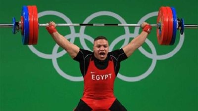 رجب عبد الحي يحصد الميدالية الذهبية في رفع الأثقال بدورة