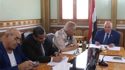 دورات تدريبية وإعانات مالية للمراقبين المصابين بالثانوية العامة (صور)