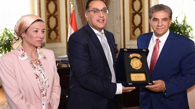 رئيس الوزراء يهدي درع مجلس الوزراء لوزير البيئة
