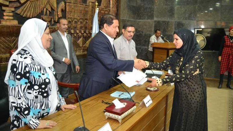 محافظ الغربية يوزع