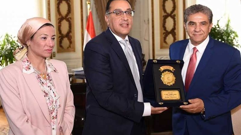 رئيس الوزراء يهدي