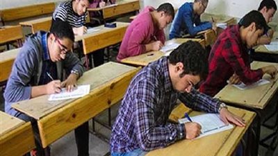طلاب الثانوية العامة يبدأون أمتحان 