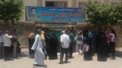 بكاء وإغماء وفرح في لجان الثانوية ببني سويف