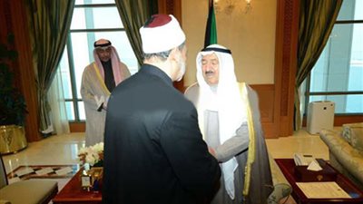 أمير الكويت يعزي شيخ الأزهر في وفاة شقيقته