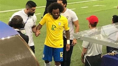 مارسيلو يغادر مباراة البرازيل وصربيا مصابًا
