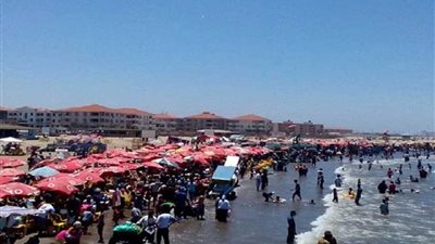 اقبال شديد من المواطنين علي