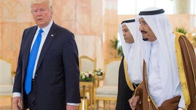 ترامب يعلن موافقة العاهل السعودي على زيادة إنتاج النفط