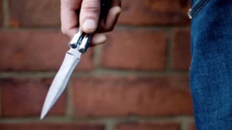 طالب يطعن زميله بسكين
