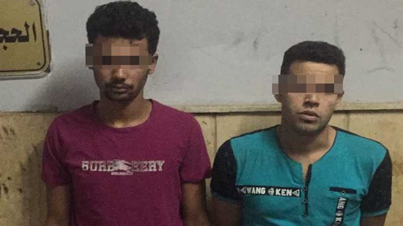 ضبط عاطلين سرقا طالبا