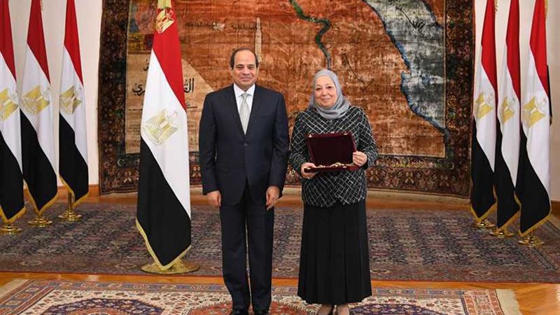 الرئيس السيسى يمنح