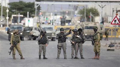 الاحتلال الإسرائيلي يغلق طرقا داخل الخان الأحمر جنوب القدس