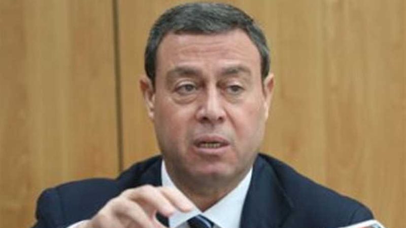 ​ اللوح يطالب بفتح