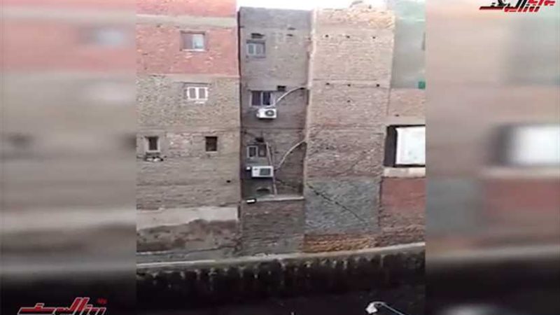 اللحظات الأولى لانهيار