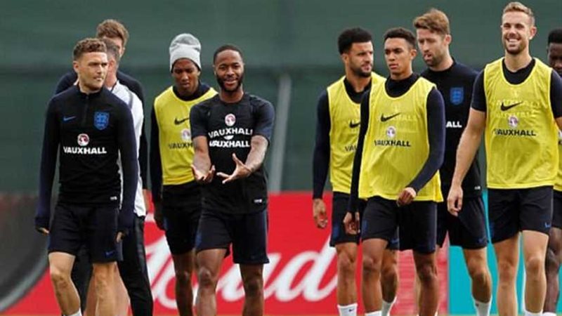 منتخب إنجلترا يؤدي