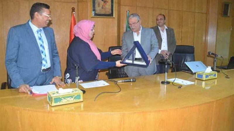 محافظ المنيا يكرم