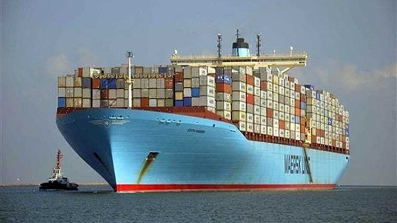 40 سفينة تعبر قناة