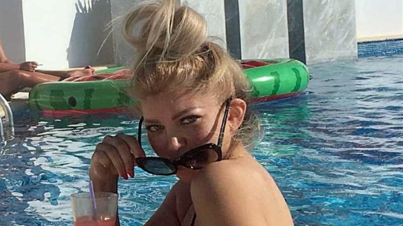 بعد صورتها بغرفة