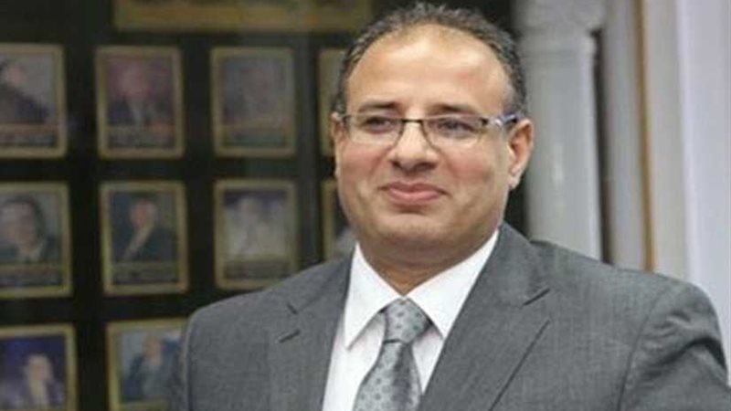 محامٍ وقبطان بحري