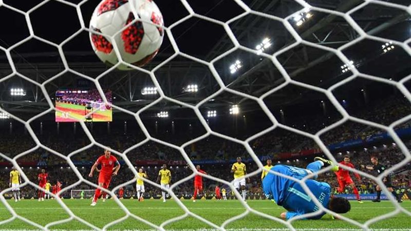 إنجلترا تتقدم على