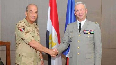 وزير الدفاع يعود إلى القاهرة بعد زيارة رسمية لفرنسا