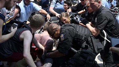 الشرطة الأمريكية تسحل وتعتقل 30 متظاهرًا بولاية فيلادلفيا..