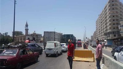 تعطل الحركة المرورية بالطريق الزراعي بسبب كوبري كفر الدوار