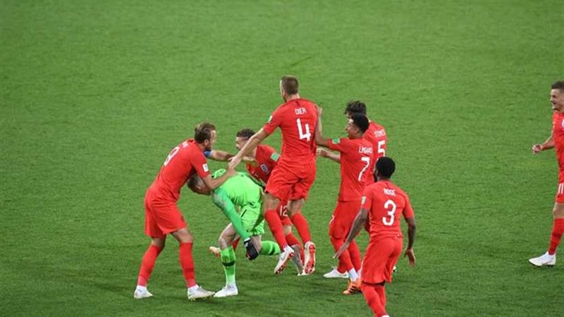 إنجلترا تعبر بالضربات