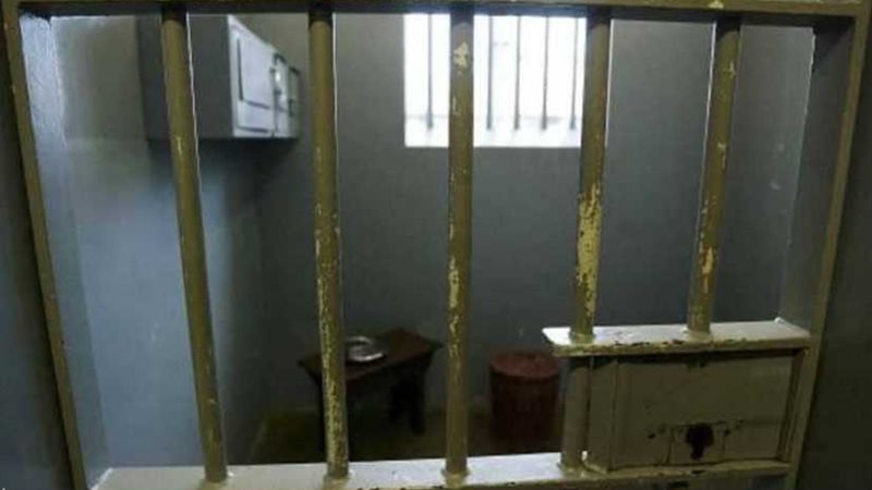 مزاد زنزانة مانديلا