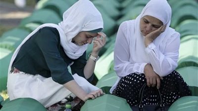 تشييع جثامين 35 من ضحايا مذبحة سربرنتيسا في البوسنة والهرسك