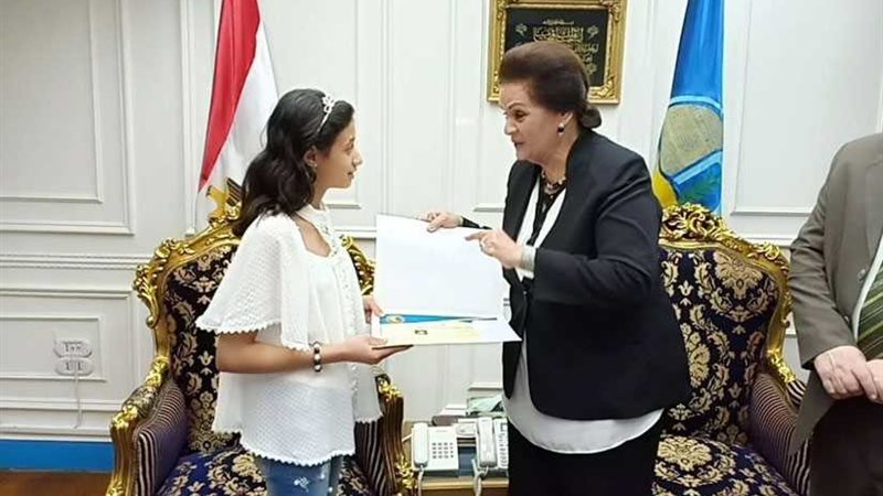 محافظ البحيرة تكرم