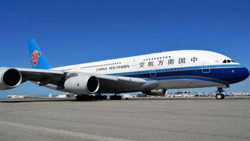 طائرة صينية تهبط