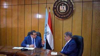 وزير القوى العاملة مع صناع 