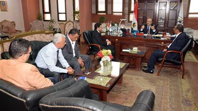 محافظ بني سويف يستقبل وفدا من كلية 