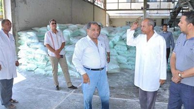 تموين أسيوط تشن حملة على المطاحن للاطمئنان على سير العمل.. 