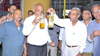 تموين أسيوط يفاجئ مصنع الزيوت ببنى قرة ويسحب عينات لتحليلها ..صور