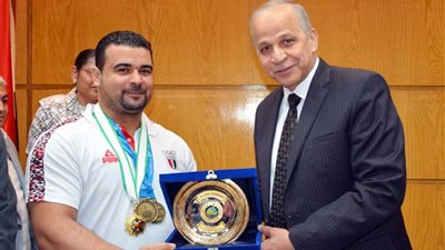 محافظ القليوبية يكرّم لاعب منتخب مصر في رفع الأثقال