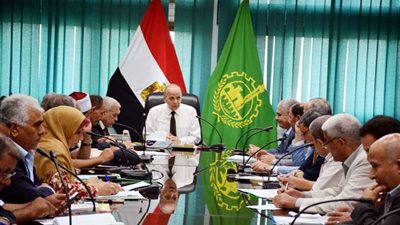 محافظ القليوبية يبحث مديونيات الجهات التنفيذية لرد الشيء لأصله