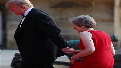 ماي تثير الدهشة بجهاز على ذراعها خلال عشاء على شرف ترامب