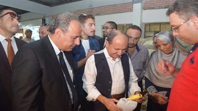 وزير التجارة يتفقد مجمع الصناعات البلاستيكية بمنطقة مرغم