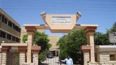 رئيس مركز ديرمواس بالمنيا يتابع سير العمل بالمستشفى المركزي